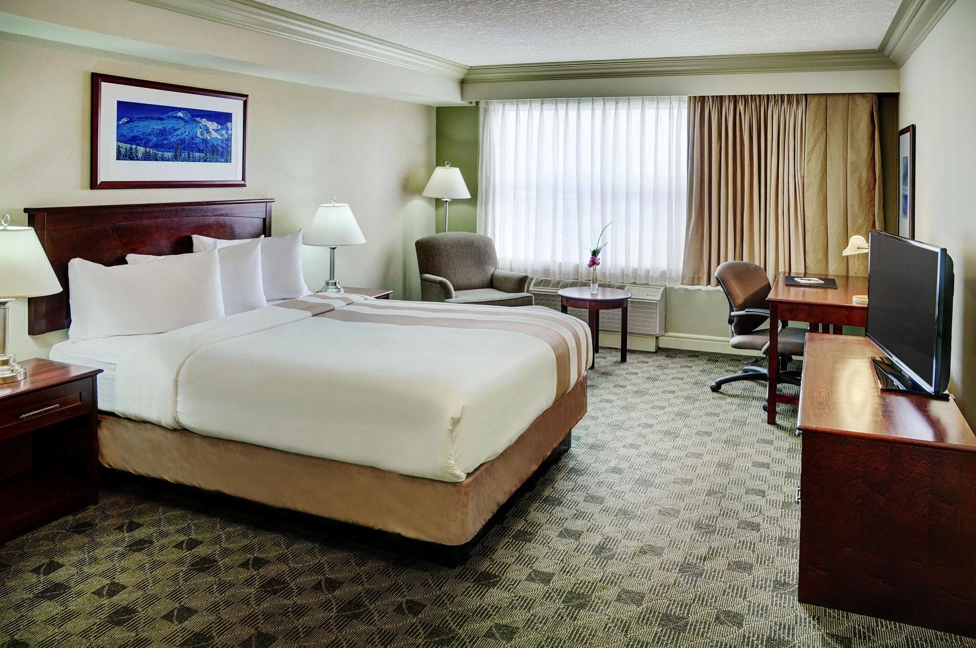 Chateau Nova Kingsway Edmonton Esterno foto