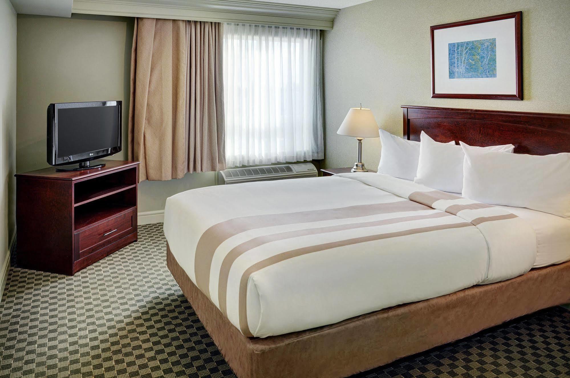 Chateau Nova Kingsway Edmonton Esterno foto